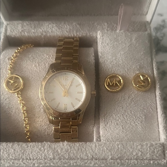 Michael Kors Gold Watch and Jewelry Set - Picture 2 of 4